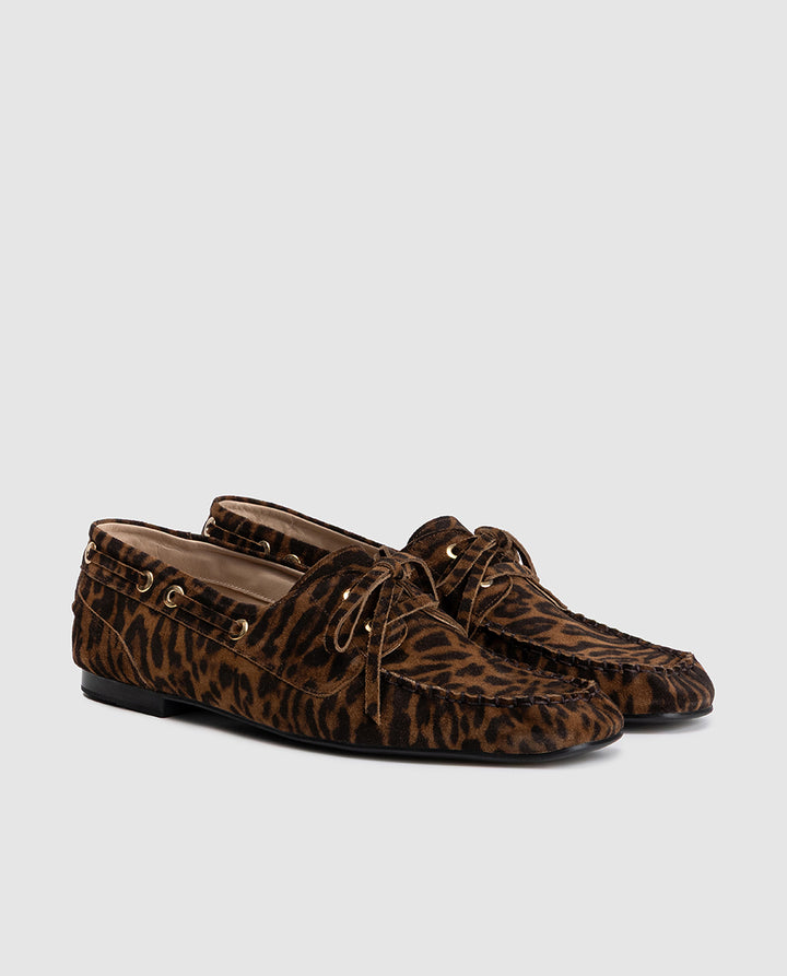 Detalle textura piel leopardo y lazada en mocasin nautico Lola Dansi 8250C 2