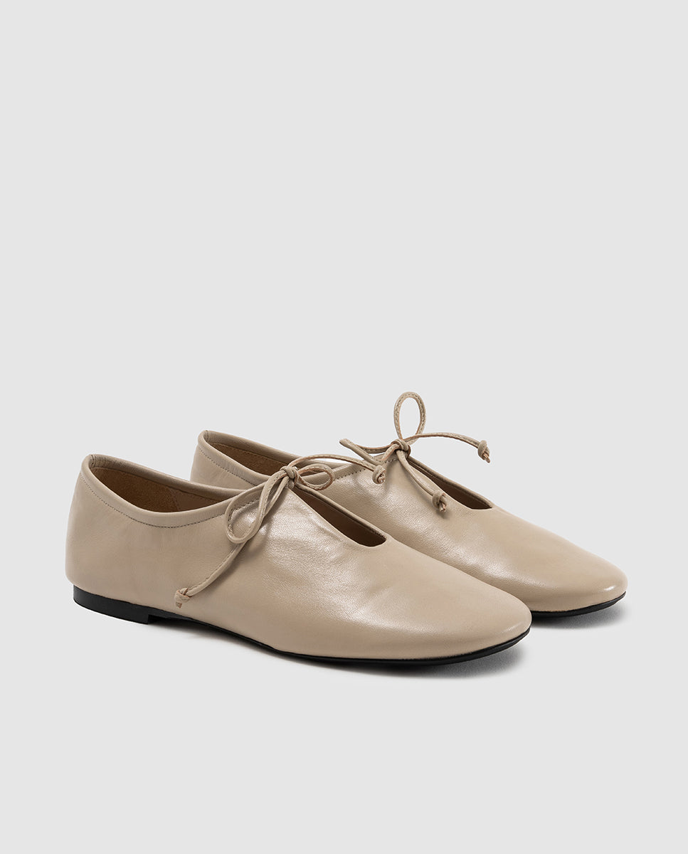 Detalle escote y lazo de piel en zapato plano color arena tallas especiales Alba Dansi 8268 3