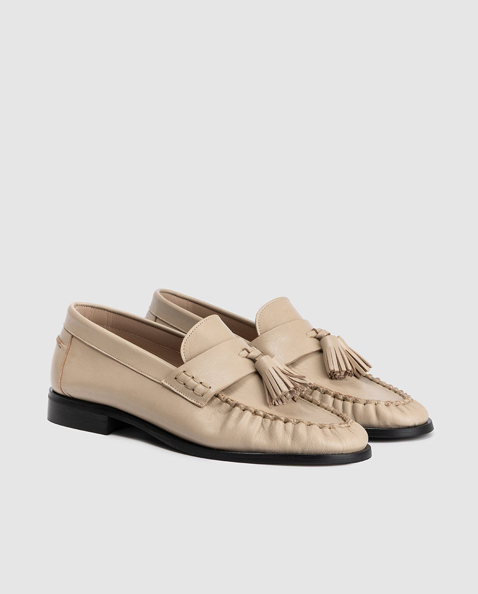 Detalle costura artesanal y borlas en mocasin taupe Dorothy Dansi 8290B 2
