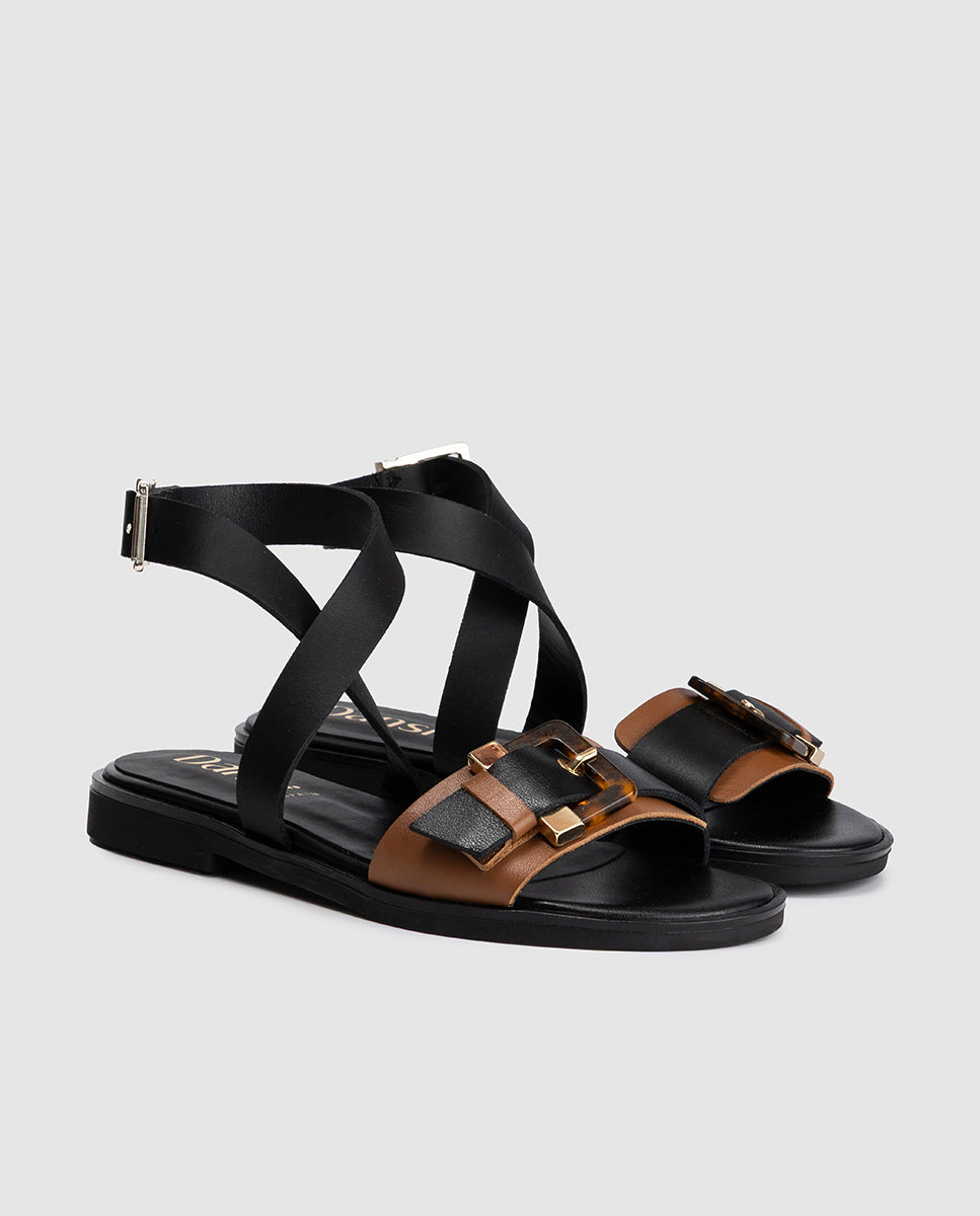 Detalle tiras cruzadas y hebilla carey en sandalia plana Emma Dansi 8311 2