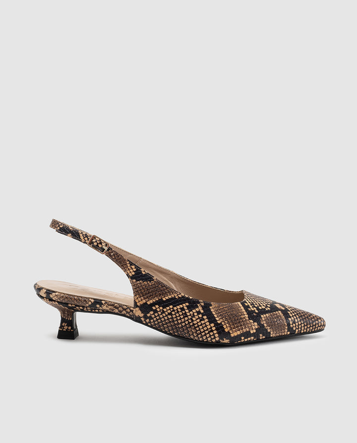 Detalle puntera afilada en zapato destalonado beige kitten heel Jade Dansi 8355 2