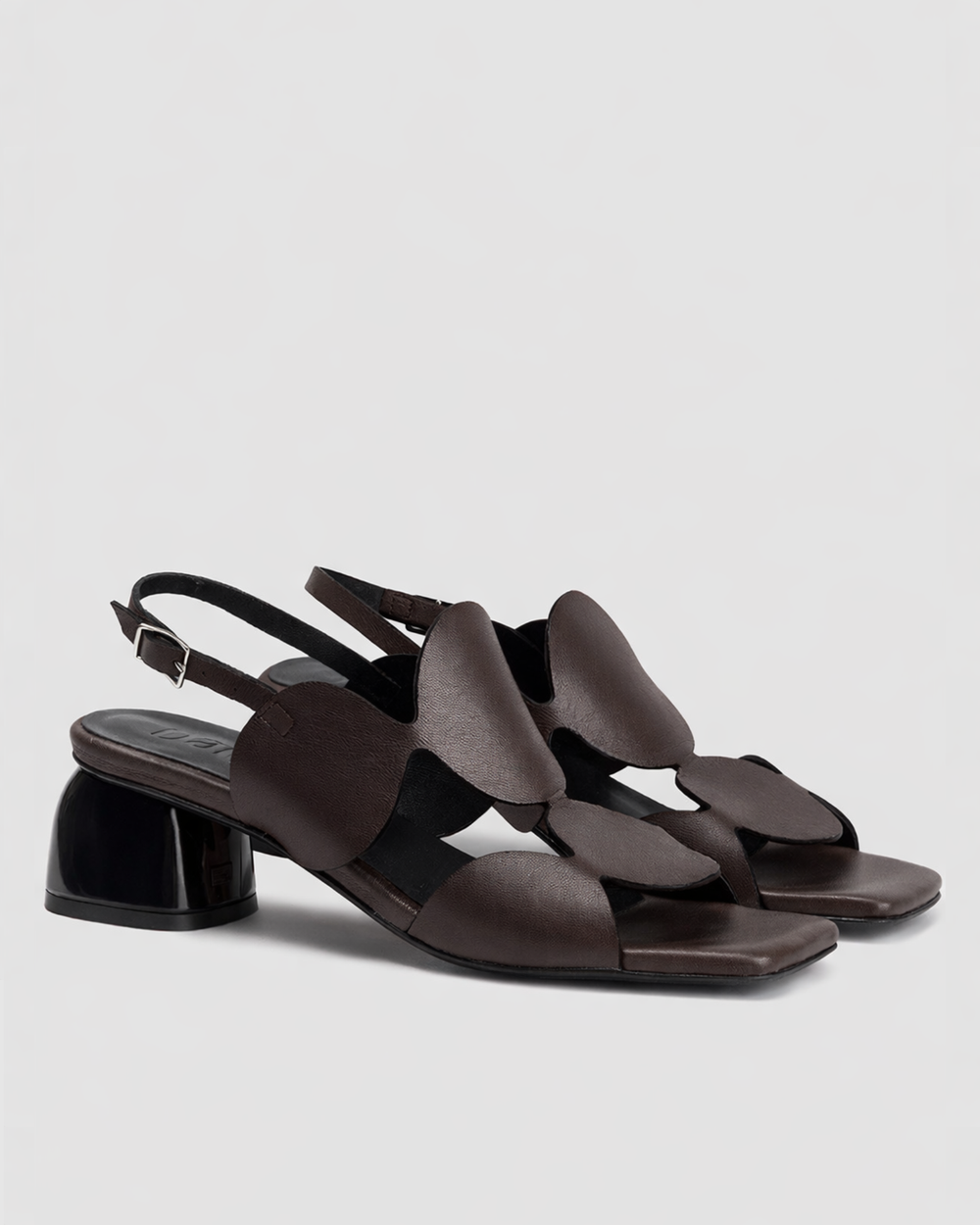 Detalle tacon bloque brillante y cierre hebilla en sandalia piel chocolate Zoe Dansi 8360A