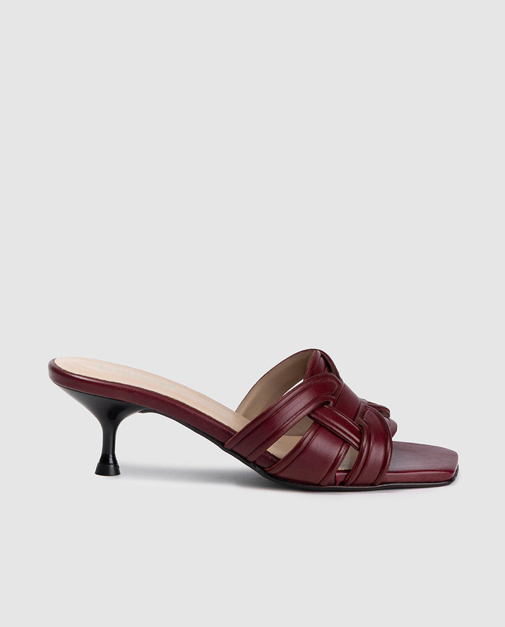 Sandalia mule tacon kitten piel mestizo entrelazada color hermes burdeos modelo Versace Dansi 8381C 1