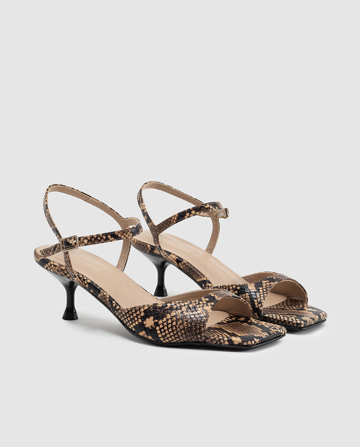 Detalle punta cuadrada y pulsera al tobillo en sandalia beige Coco Dansi 8384 3