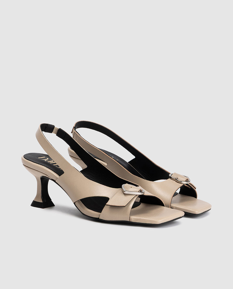 Detalle cortes y aro metalico en sandalia punta cuadrada taupe Valentina Dansi 8390A 2