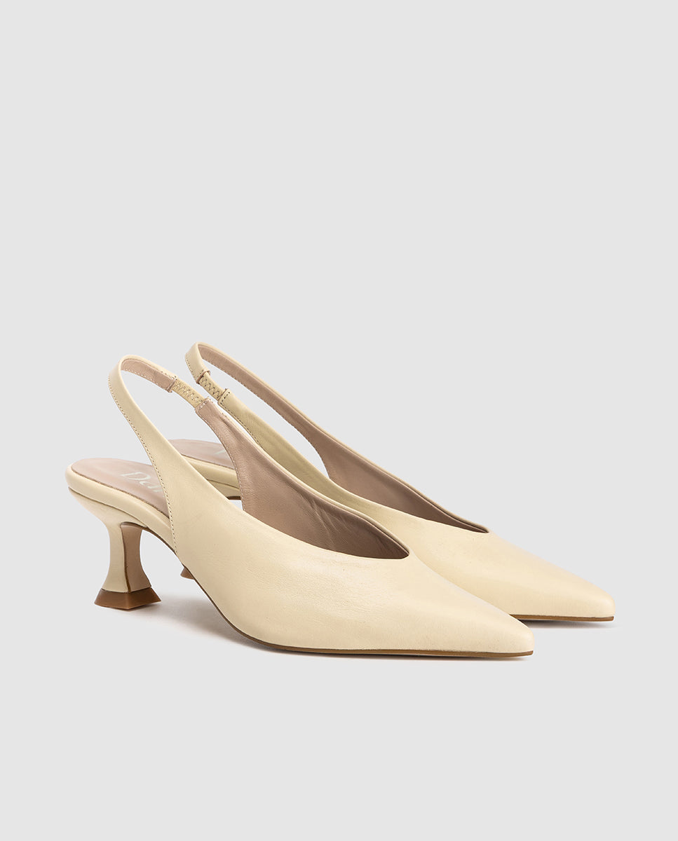 Detalle puntera afilada escote V en zapato destalonado beige claro Bruni Dansi 8413B 2