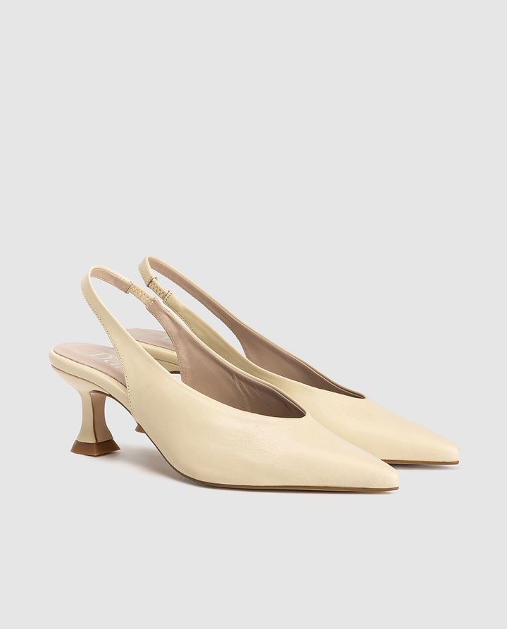 Detalle puntera afilada escote V en zapato destalonado beige claro Bruni Dansi 8413B 2