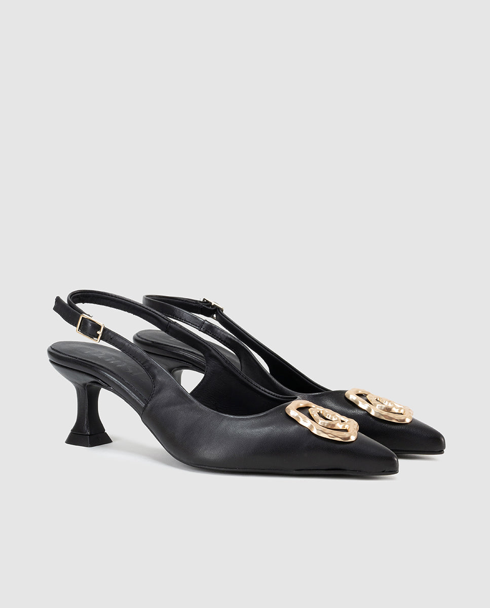 Detalle tres tiras con hebillas en zapato negro de punta afilada y tacon bajo Amal Dansi 8420A 2