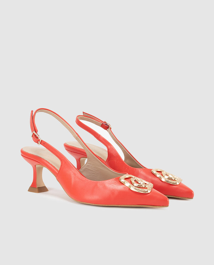 Detalle adorno metalico dorado y punta afilada en zapato joya coral Indira Dansi 8414D 2