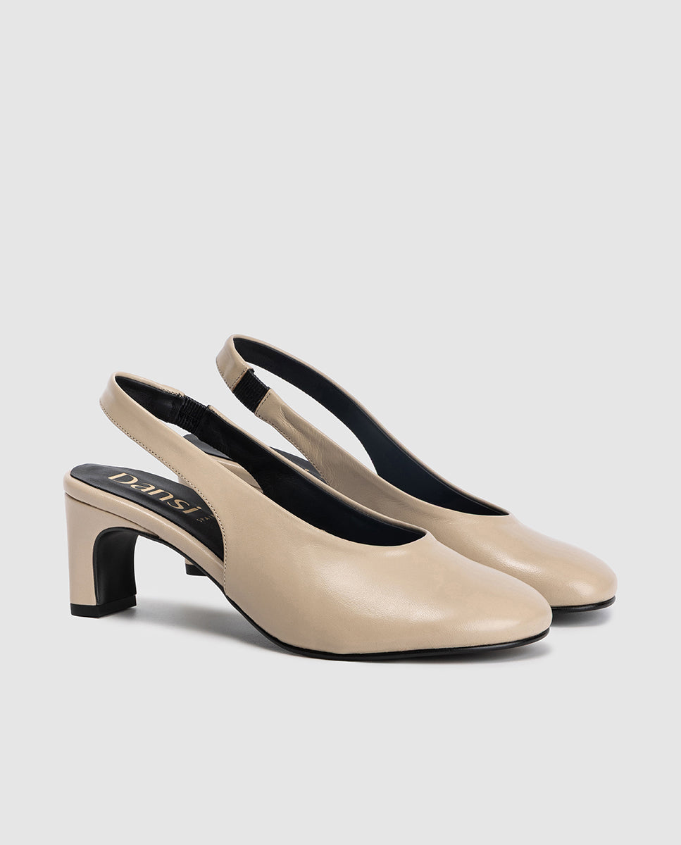 Pareja de zapatos slingback elegantes color taupe punta redondeada Aria Dansi 8440 2