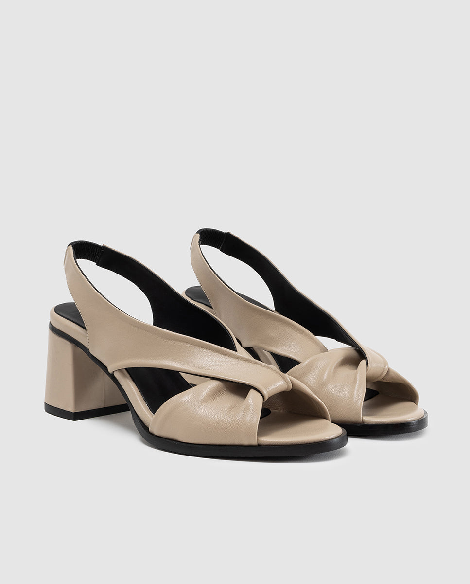 Detalle tiras cruzadas drapeadas en sandalia taupe punta cuadrada Meir Dansi 8450A 3