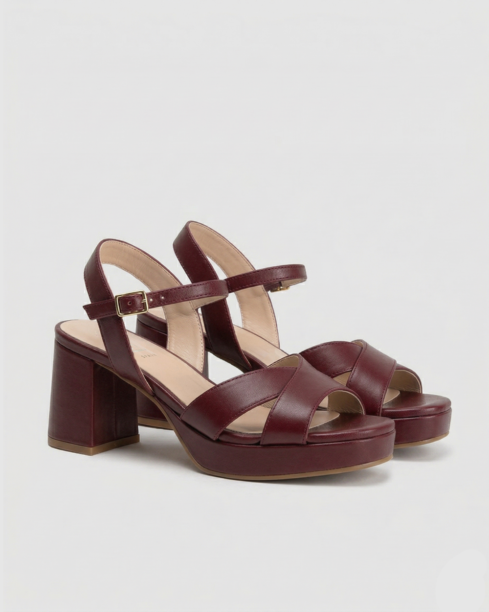 Detalle tiras cruzadas y hebilla tobillo sandalia color granate Vega Dansi