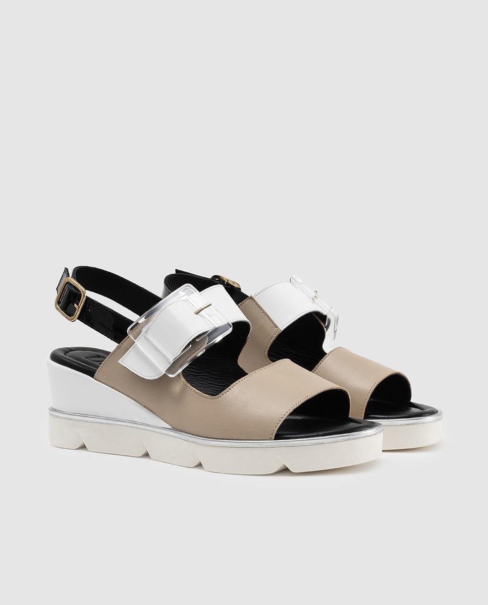 Sandalia cuña mujer piel taupe charol blanco hebilla transparente modelo Gala Dansi 8481A 2