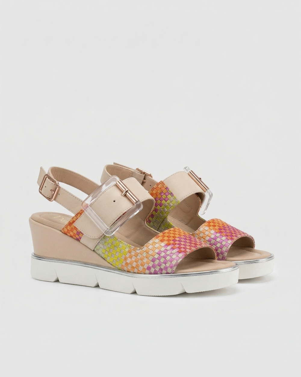 Detalle pala multicolor y hebilla transparente en sandalia cuña Ana Dansi 8481BB 2