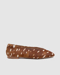 Vista de perfil del zapato plano Teresa en piel horsy color cuero con estampado animal y escote en V