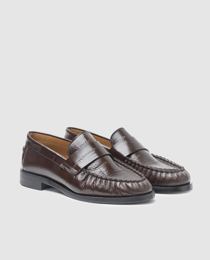 Vista frontal 3/4 de mocasines de mujer en piel texturizada color testa con antifaz y costuras fruncidas