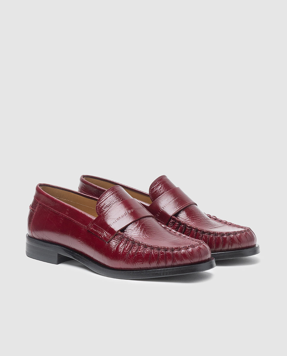 Vista frontal 3/4 de mocasines de mujer Bianca en piel texturizada color burdeos con antifaz y costuras fruncidas