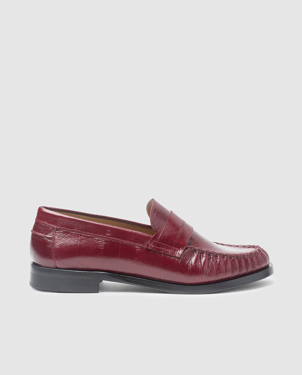 Vista de perfil del mocasín plano Bianca en piel color burdeos con tacón de 2 cm