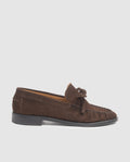Vista de perfil del mocasín plano Estela en piel serraje color chocolate con lazo