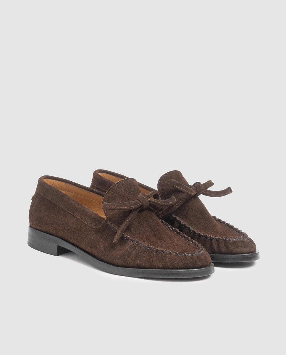 Vista frontal 3/4 de mocasines de mujer Estela en piel serraje color chocolate