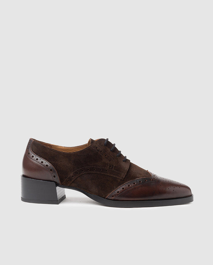Vista de perfil del zapato de tacón ancho SILVIA tipo Oxford en piel caoba y serraje chocolate