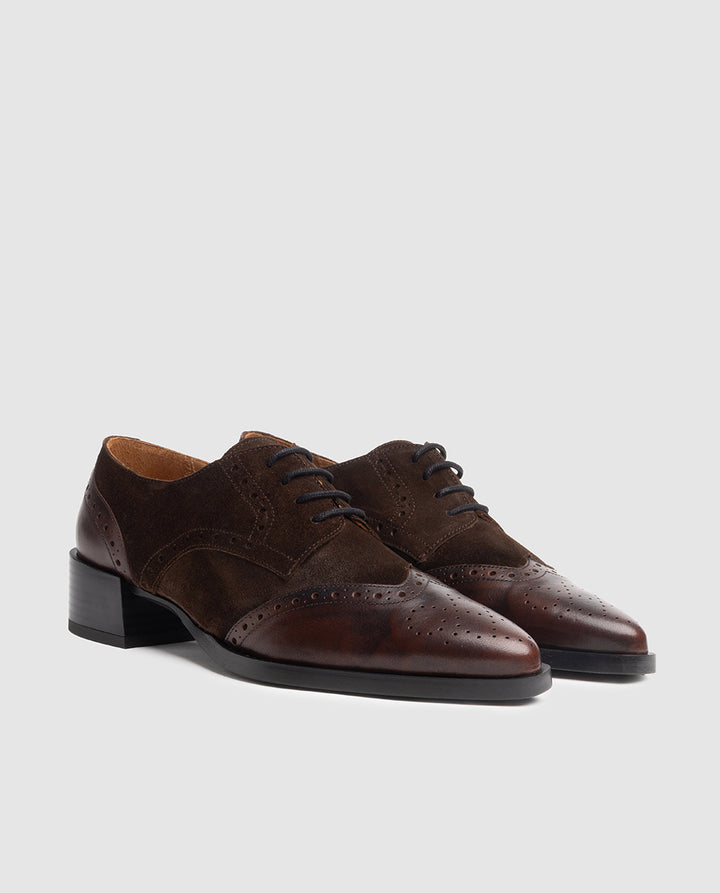 Vista frontal 3/4 de zapatos de mujer Teresa con tacón de 5 cm y cordones en piel combinada caoba y chocolate