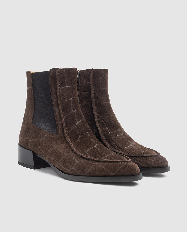 Vista frontal 3/4 de botines de mujer Aitana en piel marais color caoba con panel elástico y costura en relieve