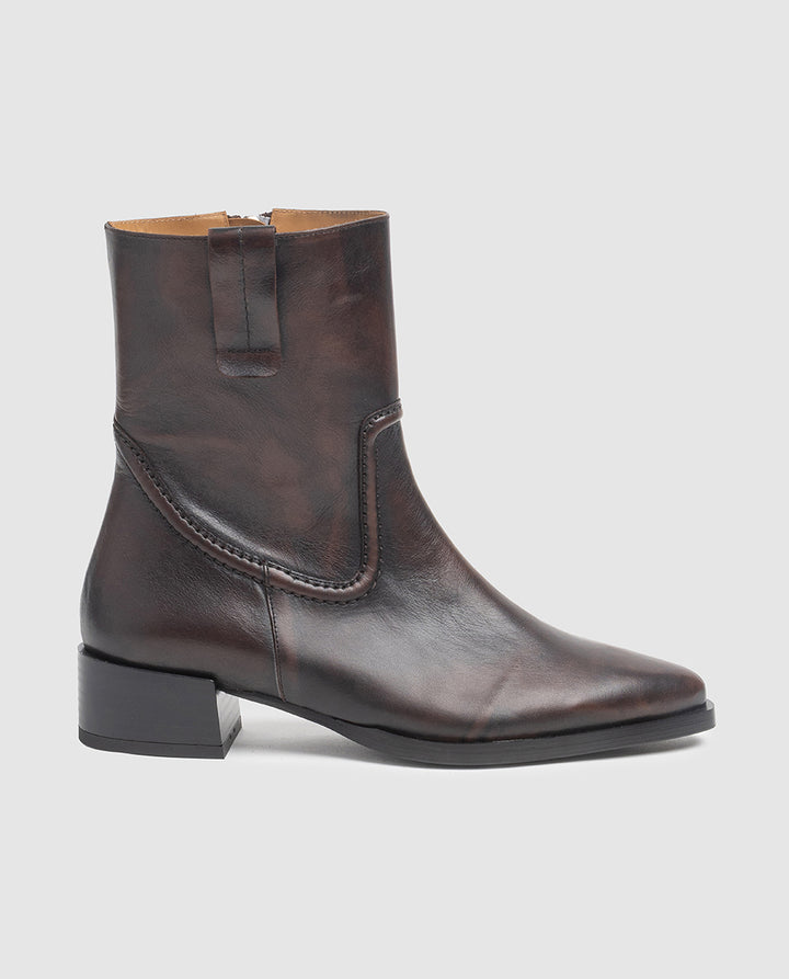Vista de perfil del botín Nieves estilo western en piel color caoba con tacón de 5 cm