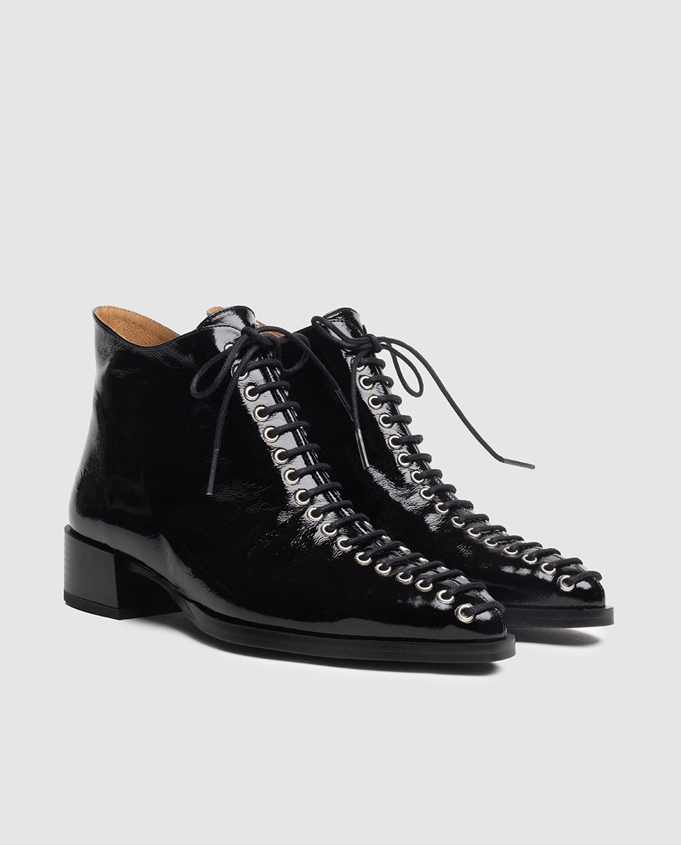 Vista frontal 3/4 de botines de mujer Alba en piel negra brillante con ojales metálicos