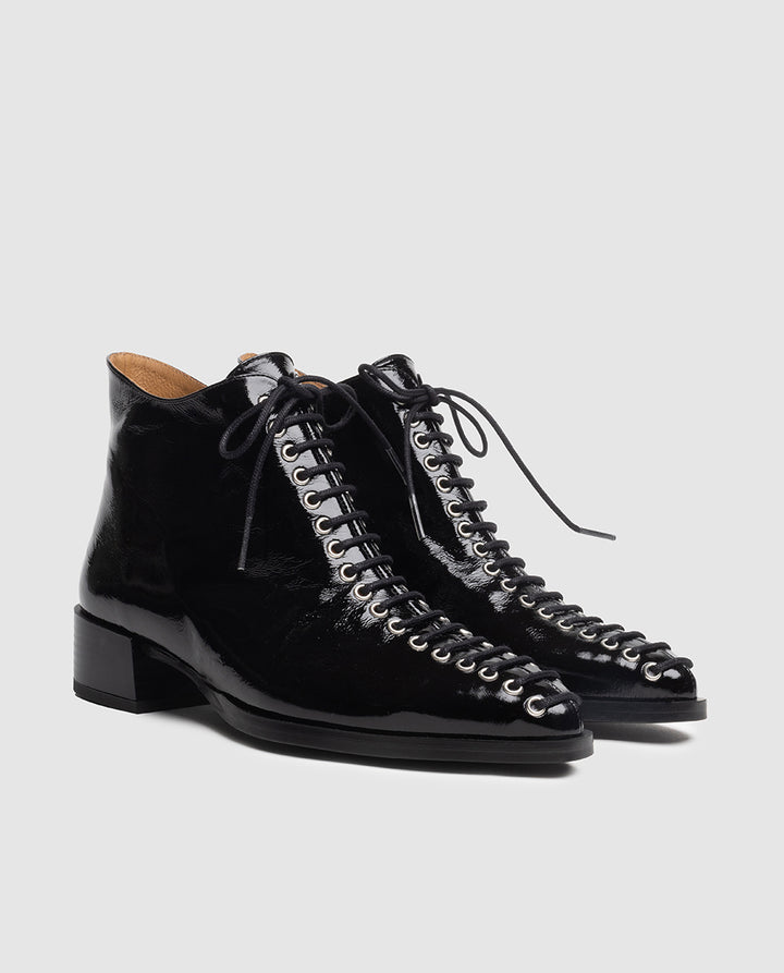 Vista frontal 3/4 de botines de mujer Alba en piel negra brillante con ojales metálicos