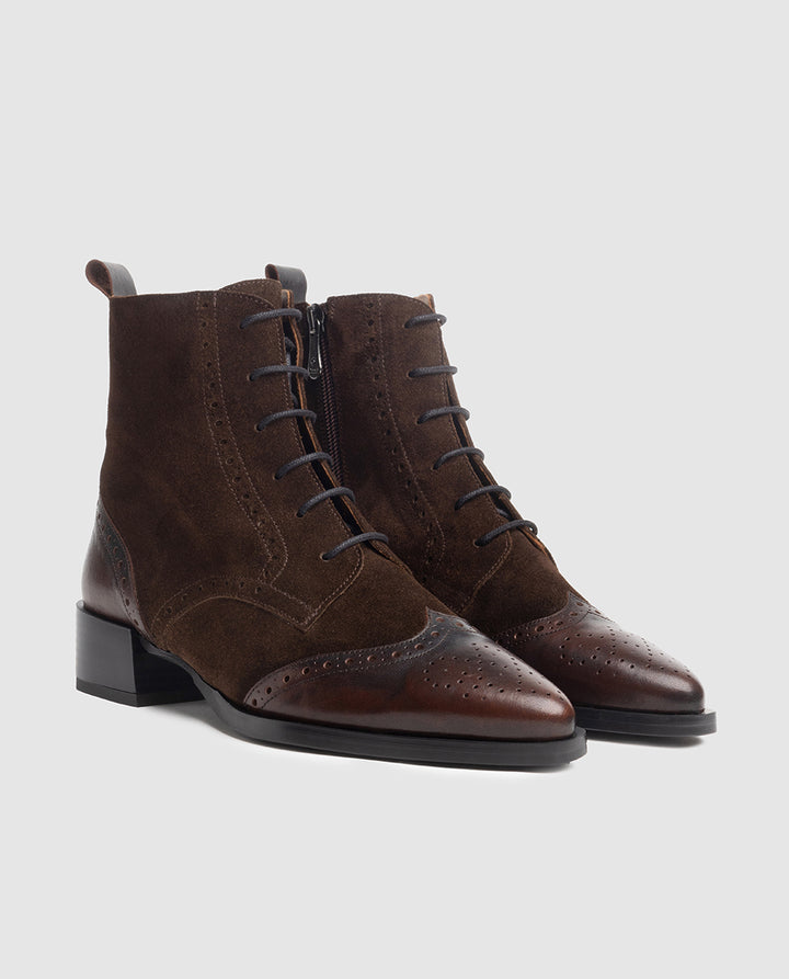Vista frontal 3/4 de botines de mujer Marta con tacón de 5 cm, cordones y cremallera en piel combinada
