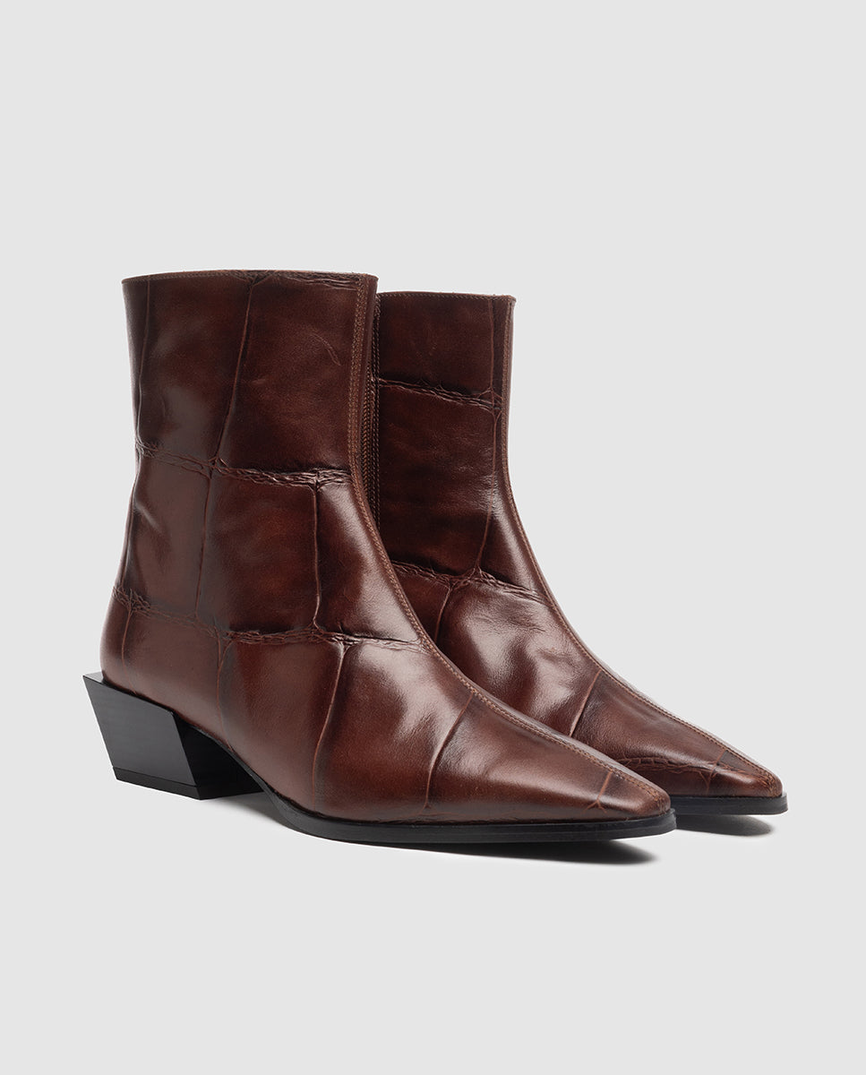 Vista frontal 3/4 de botines de mujer Iris en piel color cuero con diseño de costuras jumbo