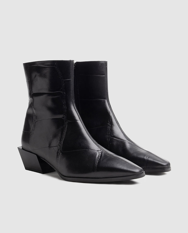 Vista frontal 3/4 de botines de mujer Nerea en piel color negro con diseño de costuras jumbo