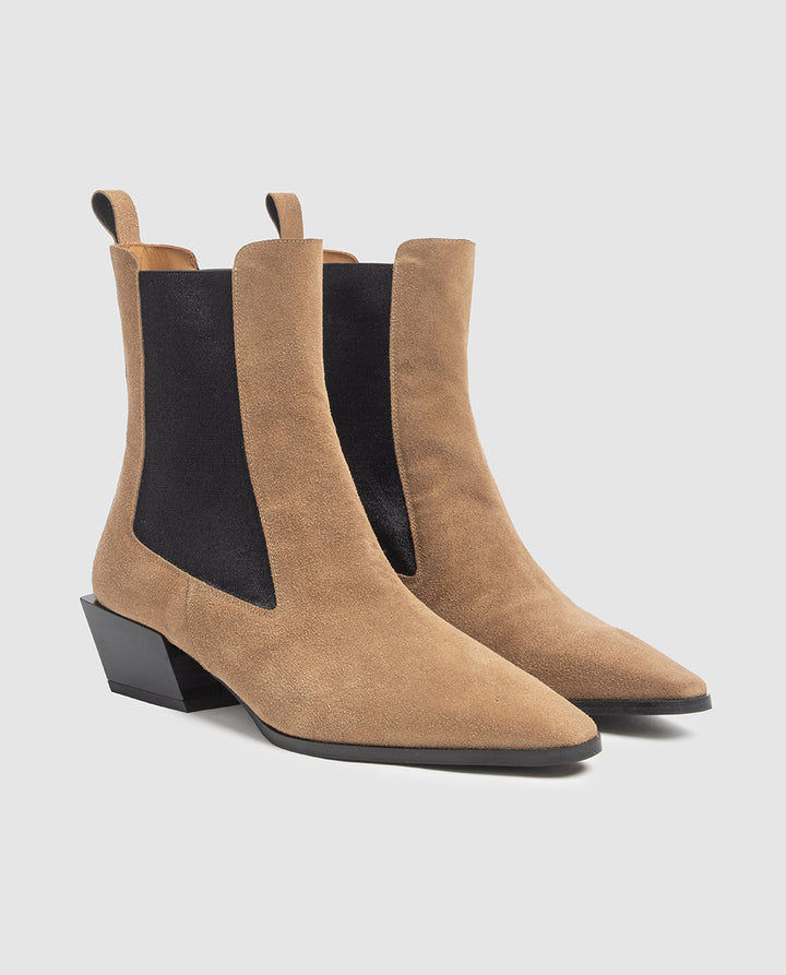 Vista frontal 3/4 de botines de mujer Vega estilo Chelsea en piel serraje color avellana
