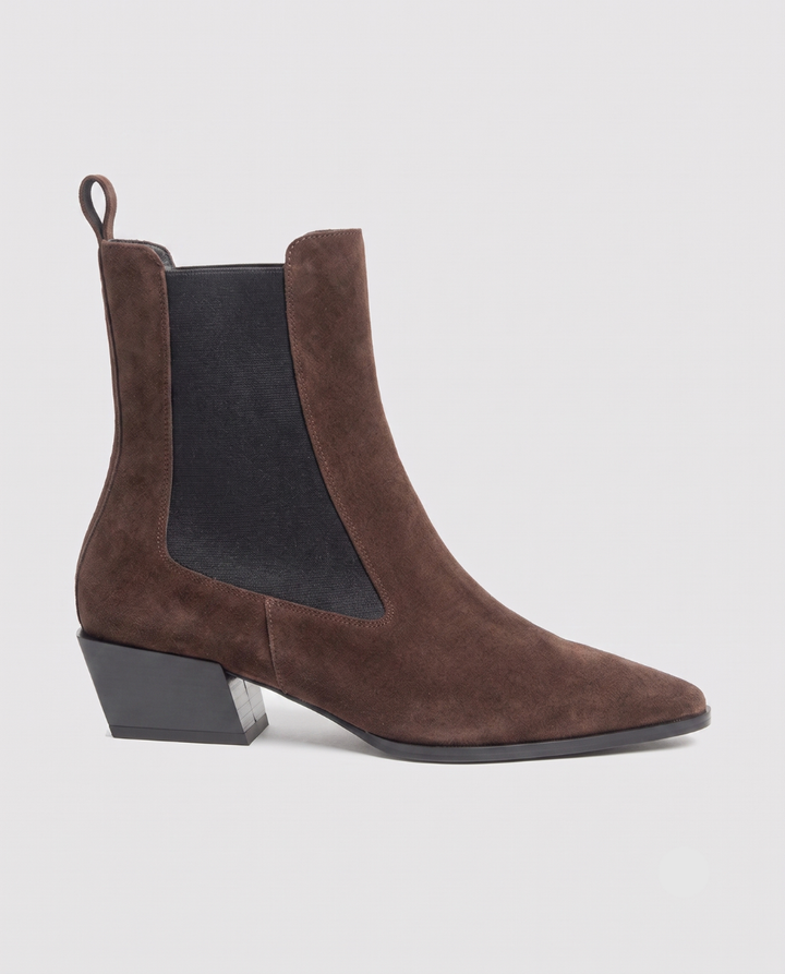 Vista de perfil del botín estilo Chelsea en piel serraje chocolate con tacón angulado de 3,5 cm