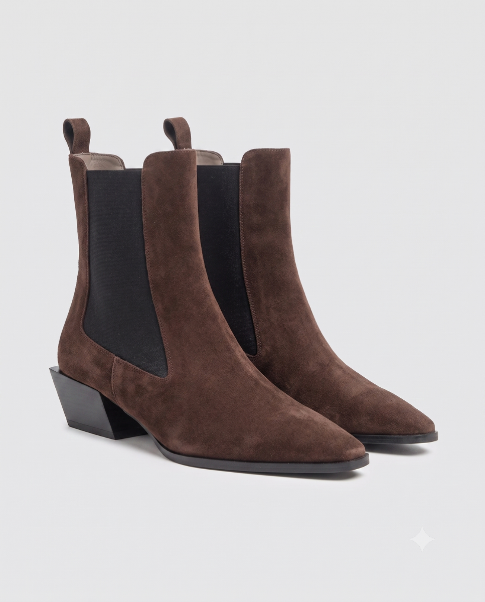 Vista frontal 3/4 de botines de mujer estilo Chelsea en piel serraje color chocolate