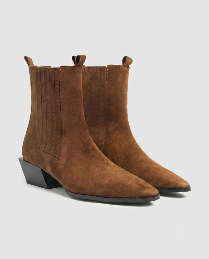 Vista frontal 3/4 de botines de mujer Marta estilo Chelsea en piel serraje color tabaco con elásticos forrados