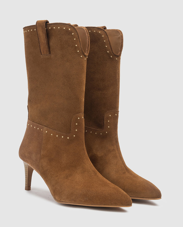 Vista frontal 3/4 de botas de mujer Aurora estilo western en piel serraje color tabaco