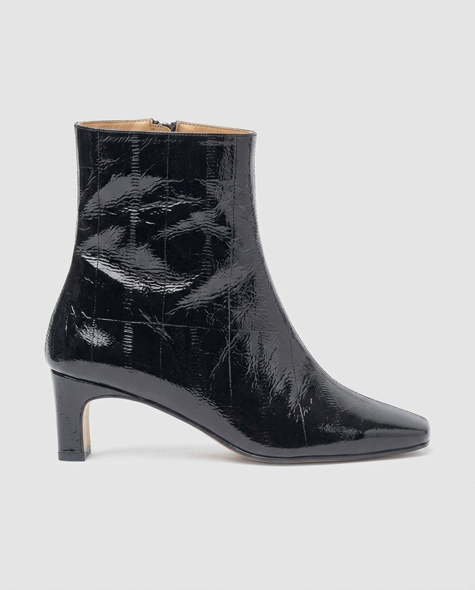 Vista lateral del botín Cristina en piel efecto anguila color negro con tacón de 5,5 cm