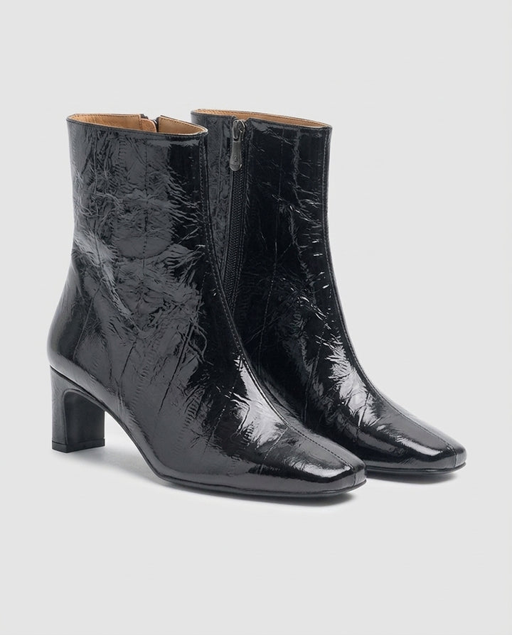Vista frontal 3/4 de botines de mujer Cristina en piel brillante efecto anguila color negro