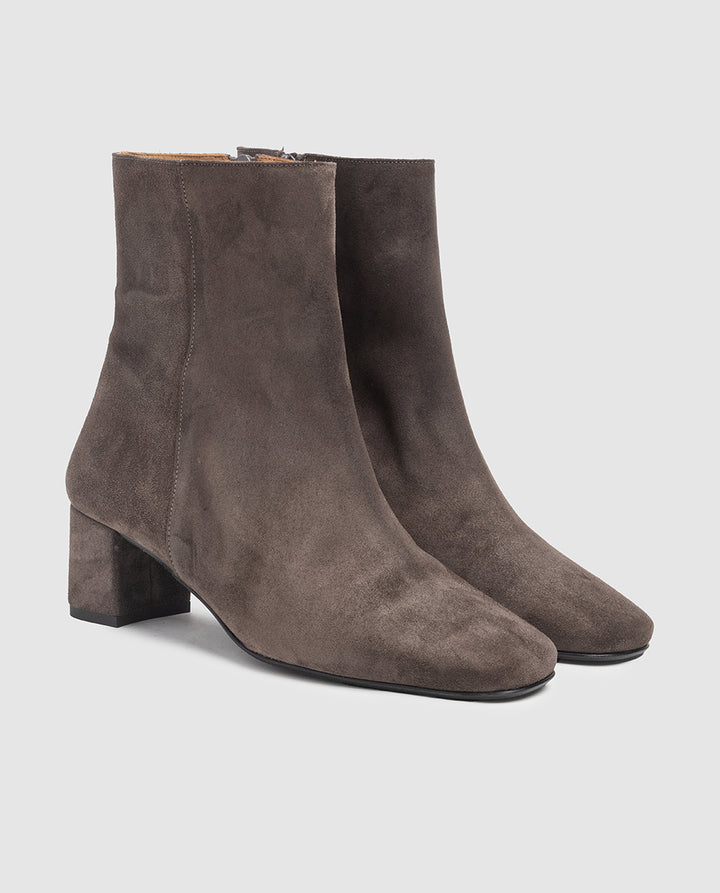 Vista frontal 3/4 de botines de mujer Lara de diseño minimalista en piel serraje gris plomo