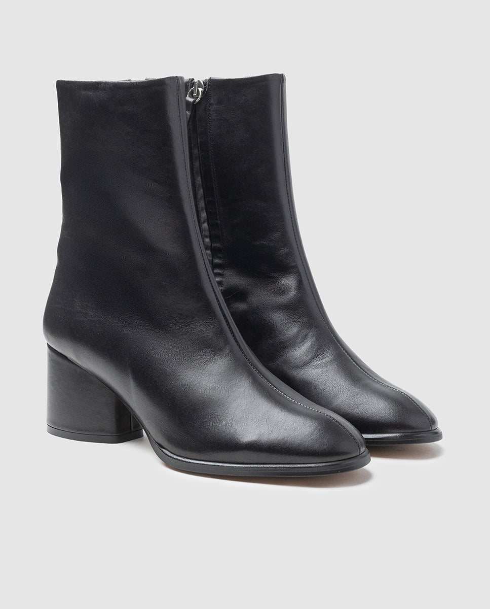 Vista frontal 3/4 de botines de mujer Raquel de diseño minimalista en piel napa negra
