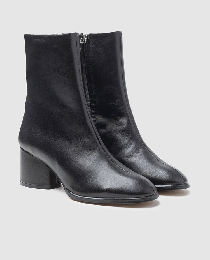 Vista frontal 3/4 de botines de mujer Raquel de diseño minimalista en piel napa negra