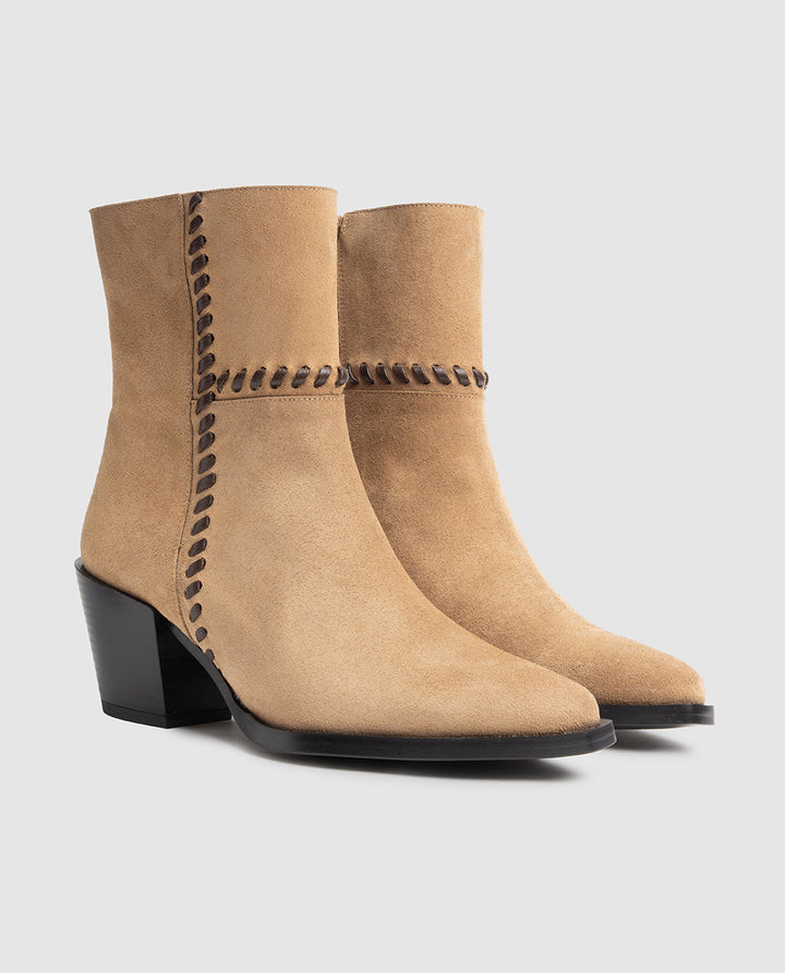 Vista frontal 3/4 de botines de mujer Ximena en piel serraje color avellana con costuras trenzadas