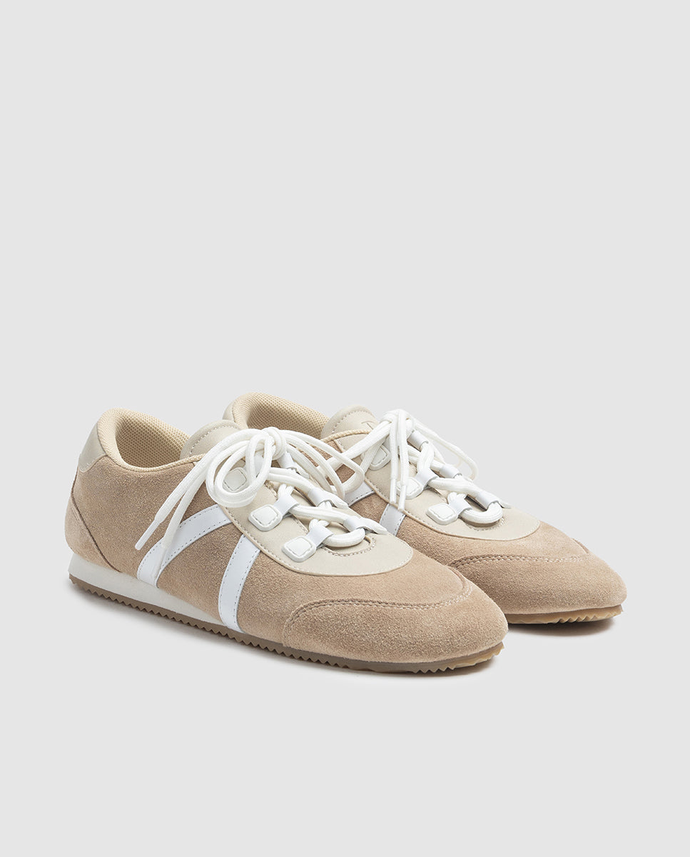 Detalle texturas piel y serraje en zapatilla de mujer edicion capsula piel serraje arena bandas blancas Dansi SNEAKER2