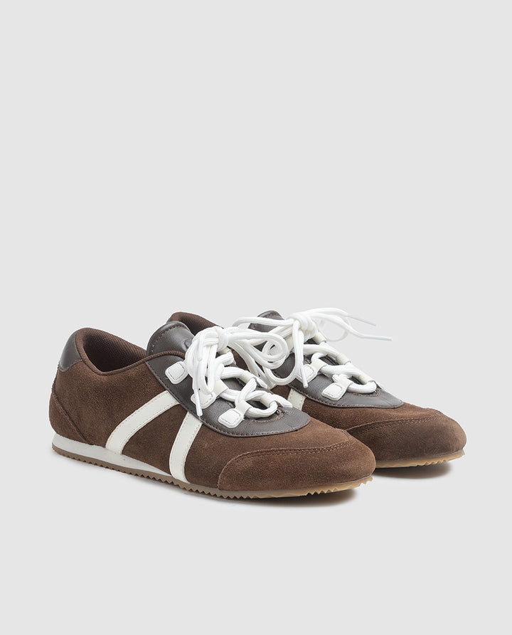 Detalle cordonera en zapatillas urbanas elegantes marron flaterinas SNEAKER3