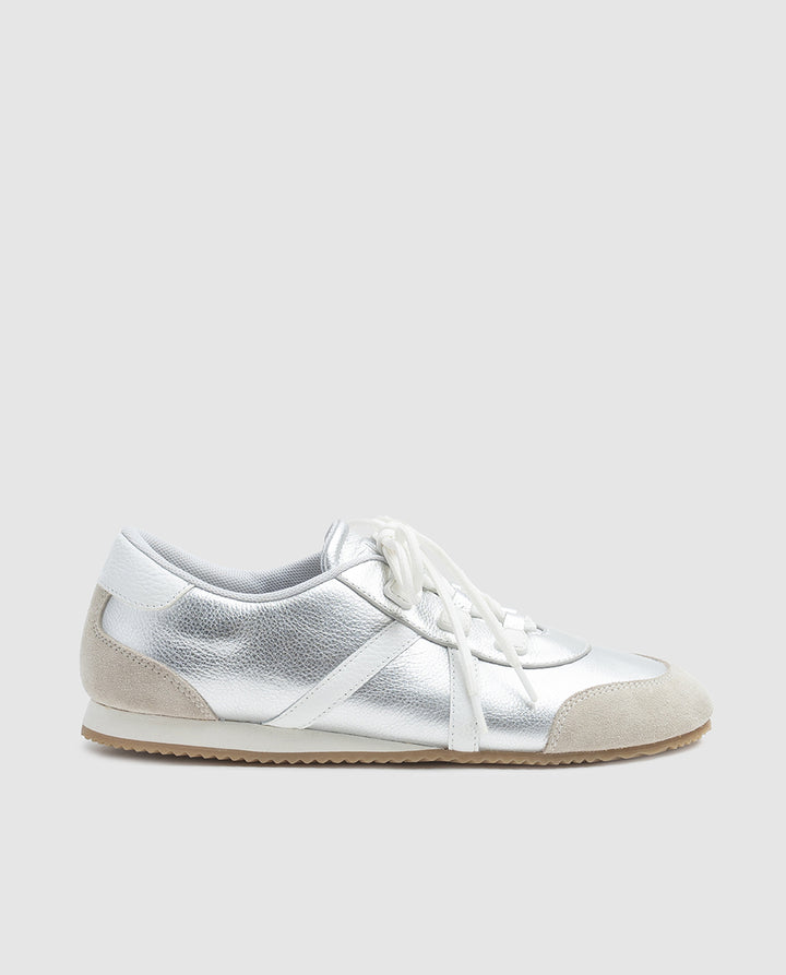 Zapatilla elegante mujer edicion capsula piel metalizada plata bandas blancas Dansi SNEAKER4 1