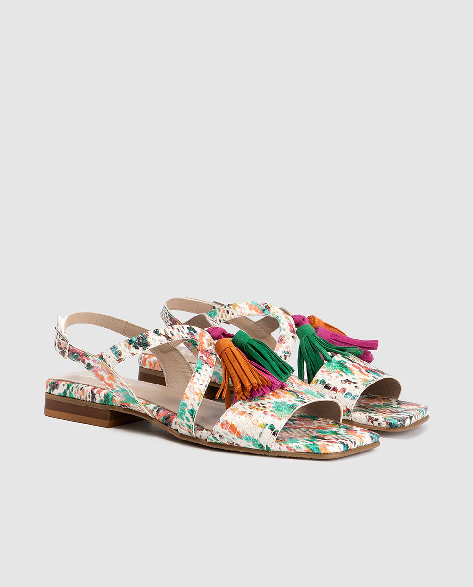 Detalle borlas fucsia naranja verde en sandalia plana floral punta cuadrada Marie Dansi 8300 2