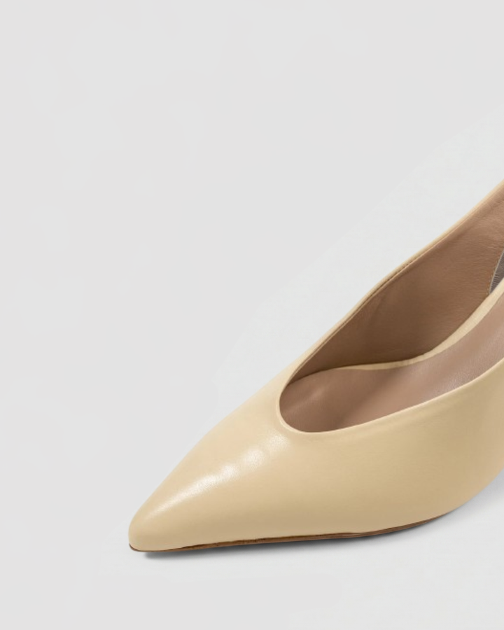 Primer plano de la elegante punta fina en zapato de piel lisa color beige claro Dansi