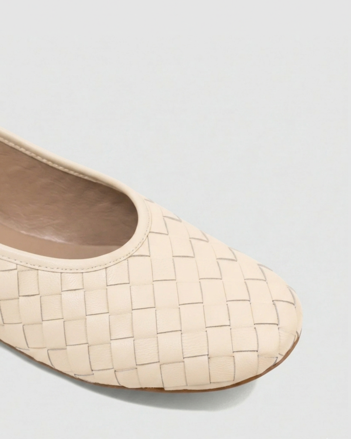 Primer plano de la puntera en zapato plano tipo bailarina de piel trenzada color crema Dansi